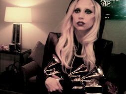 Gaga presume los Grammys que obtuvo la noche de ayer durante la ceremonia. TWITTER-LADY GAGA  /