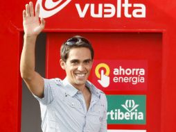 Alberto Contador saluda a aficionados que apoyan al ciclista. EFE  /