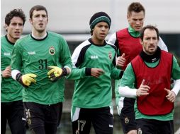 Giovani dos Santos entrena al parejo del equipo español, Racing de Santander. EFE  /