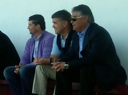 José Manuel de la Torre observando la práctica de Estudiantes Tecos. R. VELÁZQUEZ  /