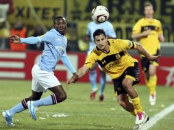 El jugador argentino Raúl Bobadilla (d), del Aris Salónica, pelea por el balón con Shaun Wright-Phillips, del Manchester City. EFE  /