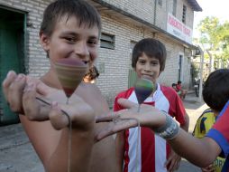 Niños paraguayos durante el ''Primer concurso interbarrios girando al son del trompo arasá''. EFE  /