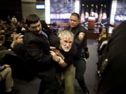Policías desalojan a un simpatizante de ''Veteranos por la paz'', durante el discurso de Hillary Clinton, en Washington. AFP  /