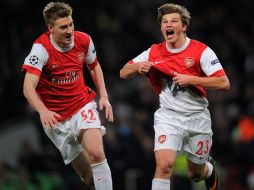 Bendtner (izq.) y Arshavin celebran el gol de la victoria anotado por el ruso ante el Barcelona en el Arsenal Stadium. AFP  /