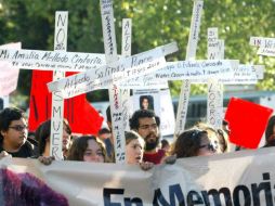 Vestidos con ropa blanca, familiares y amigos del menor exigen a la fiscalía de Guerrero para resolver el caso. ARCHIVO  /
