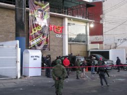 Exterior del bar donde murieron seis personas tras el ataque con una granada. M. PATIÑO  /