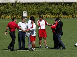 'Chepo' de la Torre  (izq.) estuvo presente en el entrenamiento de las Chivas. E.PACHECO  /
