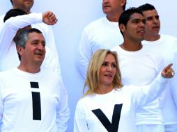 Jorge Vergara y Angélica Fuentes posan, durante la toma de la fotografía oficial del club rojiblanco. MEXSPORT  /