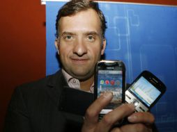 El director de comunicación corporativa de Nokia en México, Manuel González, muestra los tres nuevos modelos. M.FREYRIA  /
