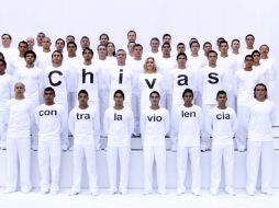 Chivas se tomó la foto oficial en la zona norte de la cancha del Estadio Omnilife. E. PACHECO  /