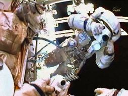 El cosmonauta ruso Oleg Skripochka toma una foto de su compañero astronauta Dmitry Kondratyev. REUTERS  /