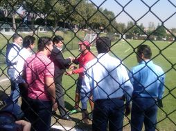 El estratega del Atlas  Benjamín Galindo, saludando al cuerpo técnico del Tri. R. VELÁQUEZ  /
