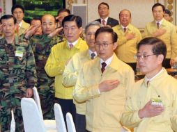 El presidente surcoreano, Lee Myung-Bak, el Primer Ministro Kim  Hwang-Sik y los altos mandos militares. AFP  /