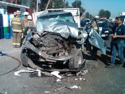 El frente de la camioneta quedó afectado, luego del impacto contra la parte trasera de un autobús foráneo. M. PATIÑO  /