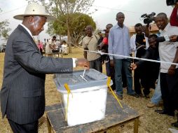 El actual presidente de Uganda, Yoweri Museveni, deposita su voto en un colegio electoral del pueblo de Kiruhura. EFE  /