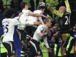 El conjunto del Everton festeja la firma del triunfo sobre el Chelsea. EFE  /