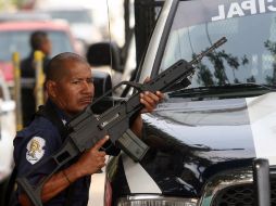 Elementos policiales constataron que a 10 metros del cuerpo se encontraba un taxi con impáctos de arma de fuego.ARCHIVO  /