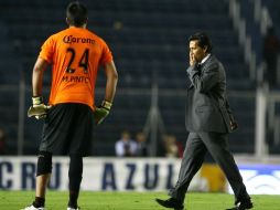 El director técnico del Atlas, Benjamín Galindo (der.), lamenta la derrota de su equipo. MEXSPORT  /