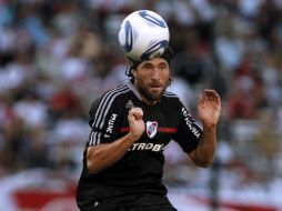 Mariano Pavone, de River, controla un balón durante el partido ante Huracán. AFP  /