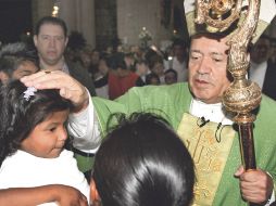 Norberto Rivera durante el servicio dominical oró por las Fuerzas de Seguridad que combaten a la delincuencia. EL UNIVERSAL  /