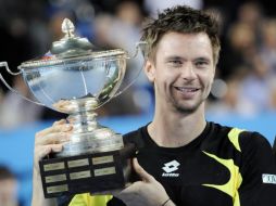 Robin Soderling con su nuevo trofeo del torneo de Marsella. AFP  /