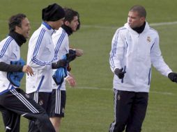 Los jugadores del Real Madrid, (i-d) los portugueses Carvalho y Ronaldo, el argentino Gago y Pepe en el entrenamiento. EFE  /