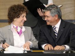 Jacqueline Peschard comisionada presidenta del IFAI y Leonardo Valdés consejero presidente del IFE. NTX  /