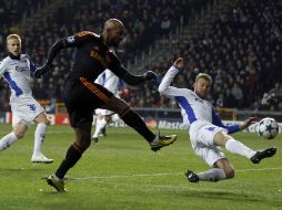 Nicolás Anelka (c.) anotó los dos goles del encuentro celebrado en el estadio Parken, de Copenhague. REUTERS  /