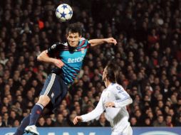 Dejan Lovren gana el balón ante Sergio Ramos del Real Madrid. AFP  /