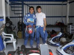 Toño y Checo posan en uno de los pits del Kartódromo “Óscar Casillas”. S. NÚÑEZ  /