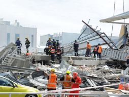 Bomberos al rescate de personas en la ciudad de Christchurch. EFE  /