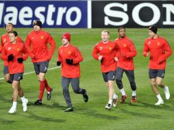 El 'Chicharito' (izq.) entrena al parejo de sus compañeros del Manchester United. AFP  /