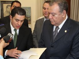 En la oficina del panista José María Martínez se hizo la entrega a Manuel Correa, secretario General del Congreso. ESPECIAL  /