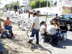 Vecinos inconformes sacan sillas para evitar que continúen los trabajos. A. GARCÍA  /