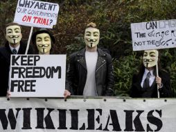 Seguidores de Julian Assange lo esperan con pancartas de apoyo afuera del juzgado, en Gran Bretaña. EFE  /