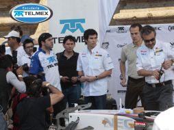 Sergio Pérez (centro) dialoga con parte del equipo de Escudería Telmex. EL INFORMADOR  /