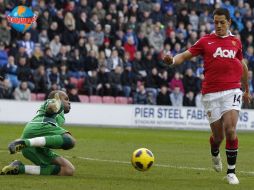 Javier Hernández sigue consiguiendo goles para el Manchester United. AP  /