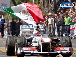 El piloto tapatío Sergio Pérez recorrió las calles de la ciudad a bordo de su Sauber C29. S. NÚÑEZ  /