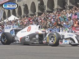 La gente que asistió al Centro Histórico de Guadalajara no dejó de tomar fotos del nuevo ídolo tapatío. S. NÚÑEZ  /