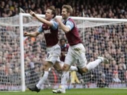Scott Parker y Thomas Hitzisperger festejando una anotación del West Ham. AP  /