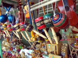 La exposición está compuesta de 80 juguetes hechos de diferentes materiales. ARCHIVO  /