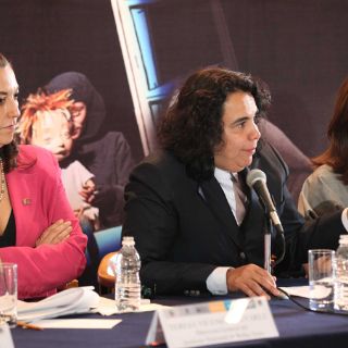María Rojo y Martha Chapa develan placa de ''El juicio de Hidalgo''