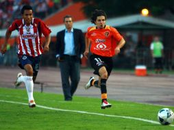 José Luis Real, al fonfo, observa una jugada entre Esparza (izq.) y Rojas. MEXSPORT  /