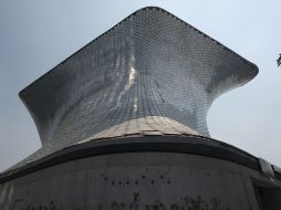 El museo luce aproximadamente 16 mil espejos que recuerdan a un panal de abejas y reflejan el trabajo en equipo. AFP  /