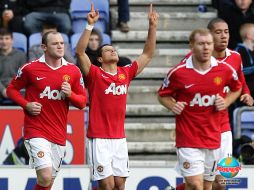Javier Hernández (con las manos en alto) sólo ha jugado dos partidos consecutivos como titular. AP  /