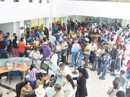 Las recaudadoras del SIAPA lucieron abarrotadas ayer, ante la amenaza del corte del servicio a morosos. E. BARRERA  /