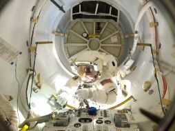 Muestra al astronauta Alvin Drew en un túnel de la Estación Espacial Internacional. EFE  /