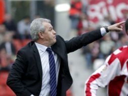 El estratega mexicano del Zaragoza Javier Aguirre, dando instrucciones a su equipo en el duelo ante el Sporting de Gijón. MEXSPORT  /