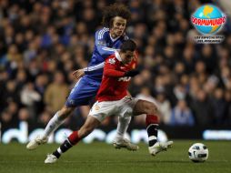 'Chicharito' Hernández inició el cotejo pero fue bien marcado por los zagueros del Chelsea. REUTERS  /