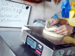 El precio de la tortilla a llegado a los 12 pesos por kilogramo. A. HINOJOSA  /
